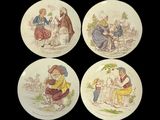 quatre assiettes sur lesquelles figure l'image d'un homme et d'une femme assis sur un banc