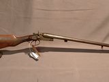un vieux pistolet avec un canon en bois et une poignée en métal