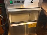 une photo d'une machine à glaces professionnelle dans un entrepôt