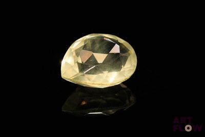 gros plan d'un diamant jaune sur une surface noire