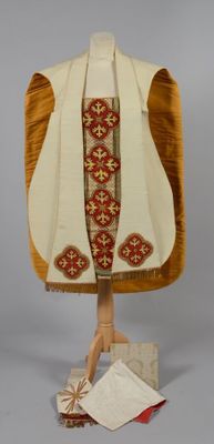 Lot dépareillé comprenant une chasuble de forme française en…
