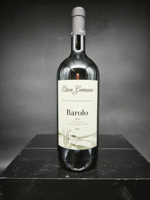une bouteille de vin posée sur une table
