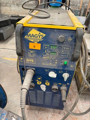 une machine posée sur le sol dans le garage