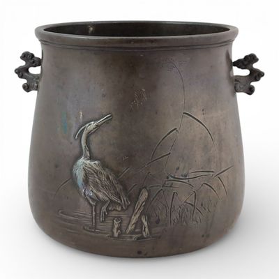 JAPON Bassin en bronze patiné à décor de hérons, deux petite…