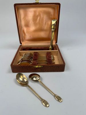 une boîte contenant des cuillères