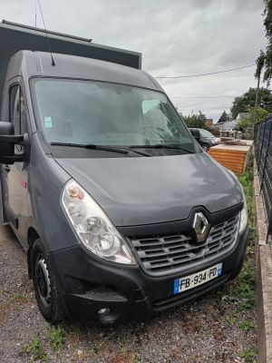 un Food truck Renault Master, fourgon TD, 8cv, go, 1ère mise en circul