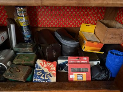 une étagère en bois sur laquelle sont posés tout un tas d'objets