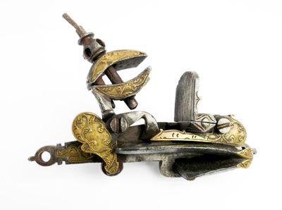 ARMES à FEU. Platine à la miquelet de moukala en acier et la…