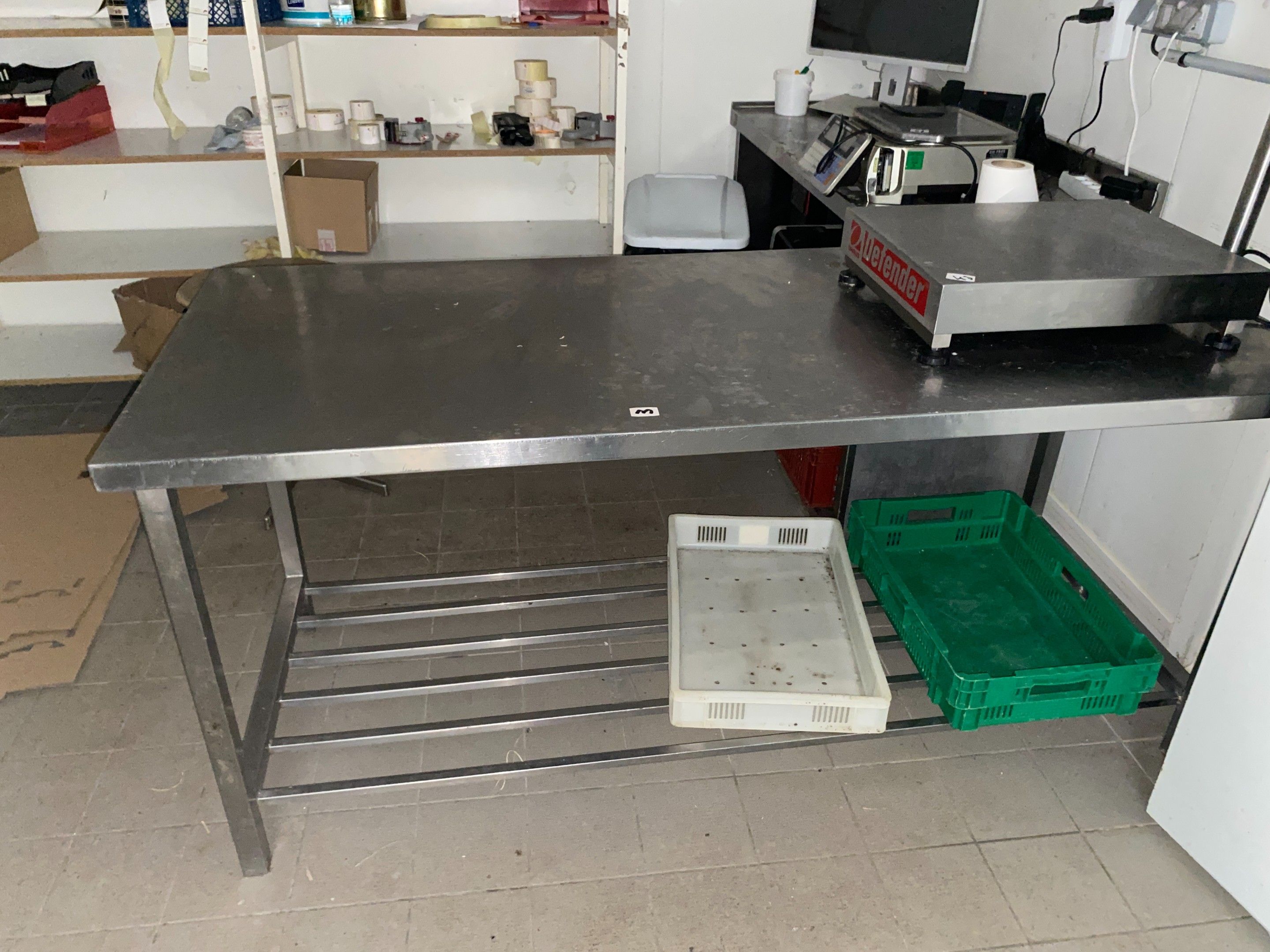 Deux tables en inox à claies médianes Dimensions : 84 x 75 x…