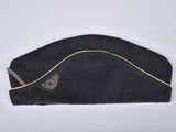 une image représentant un chapeau noir orné d'une bande jaune