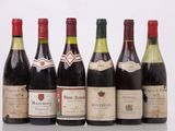 plusieurs bouteilles de vin sont alignées sur une table