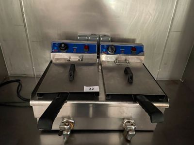 deux friteuses empilées l'une sur l'autre
