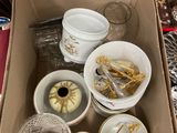 une boîte remplie d'objets posés sur le sol