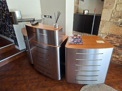 un bureau avec un tiroir et un réfrigérateur dans une pièce