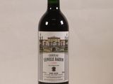 une bouteille de vin posée sur une table