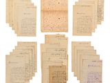 une pile de vieux papiers sur lesquels on a écrit à la main
