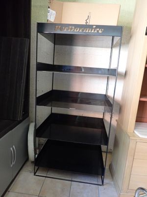 une étagère noire dans un coin de la cuisine