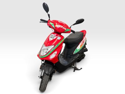 Le scooter rouge et vert est garé devant un fond blanc.