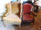 two chairs that are next to each other in a room