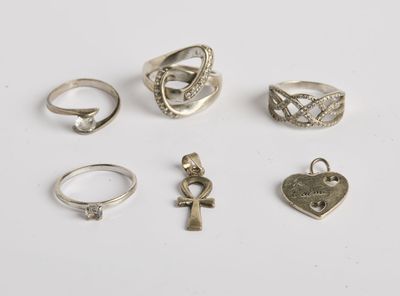 une collection de bagues et de pendentifs en argent