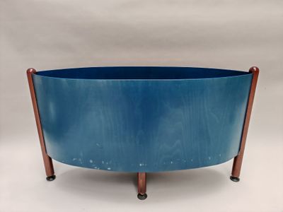 une jardinière bleue posée sur un support
