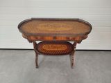 une petite table sur laquelle est posé un plateau