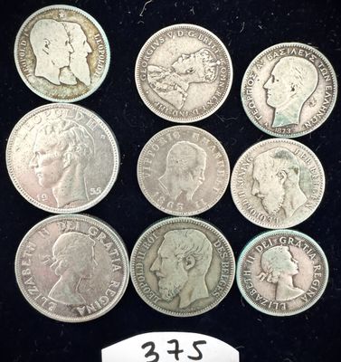 six types différents de pièces d'argent posées sur un fond noir, accompagnées d'une étiquette de prix