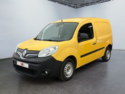 La petite camionnette jaune est garée dans une grande pièce