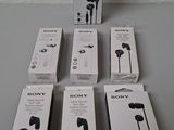 six boîtes d'écouteurs Sony posées sur une table