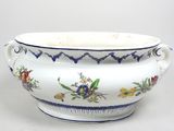 un bol blanc orné d'une bordure bleue et de fleurs