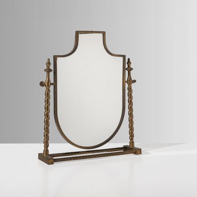 un grand miroir avec un cadre en métal et un socle en bois