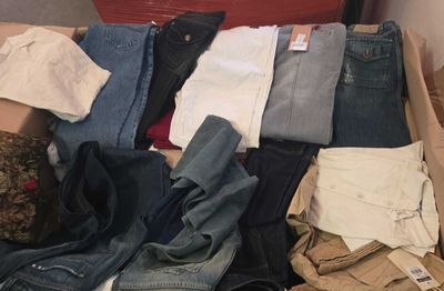 63 / LOT DE 163 kg DE VETEMENTS DE TAILLES ET MARQUES …