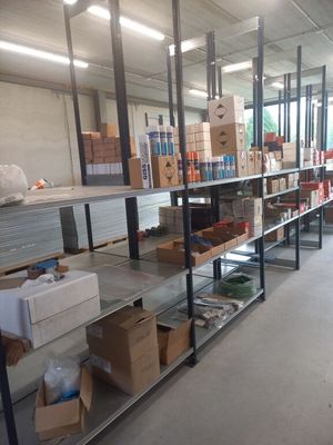 de nombreux cartons et boîtes sur les étagères de l'entrepôt