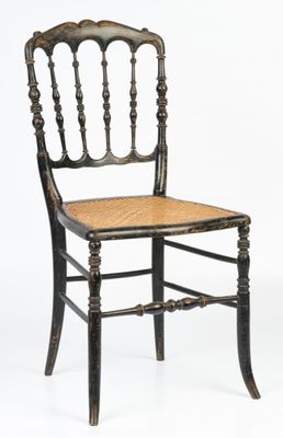chaise en bois et en rotin, avec une assise en bois et en rotin