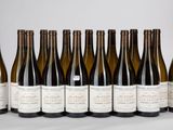 six bouteilles de vin alignées sur une table