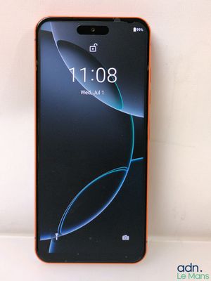 un gros plan sur l'arrière d'un smartphone muni d'une coque orange