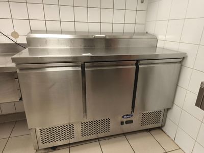 un comptoir en acier inoxydable dans une cuisine commerciale
