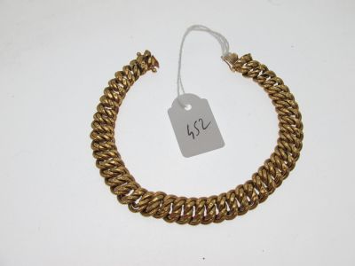 gros plan d'un bracelet en or portant une étiquette de prix