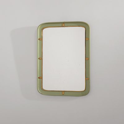 miroir rectangulaire avec une bordure dorée et un cadre vert accroché à un mur blanc