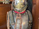 une statue représentant un chevalier coiffé d'un casque, posée sur une table