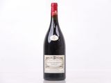 une bouteille de vin rouge posée sur une table