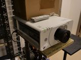 un projecteur blanc posé sur une table en bois