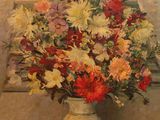 une peinture de fleurs dans un vase sur une table
