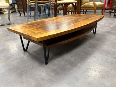 une table basse en bois avec des pieds en métal dans une pièce