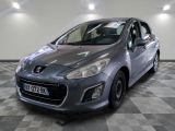la voiture grise est garée dans le garage sur le sol en damier