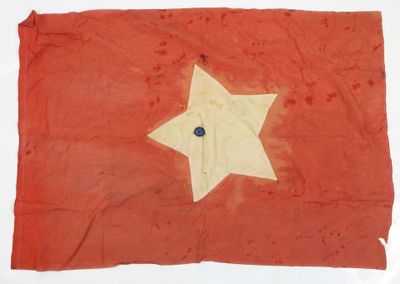 un vieux drapeau rouge et blanc orné d'une étoile
