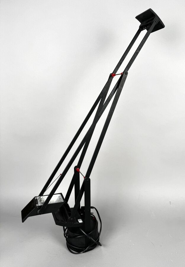 Une lampes ARTEMIDE Tizio 35