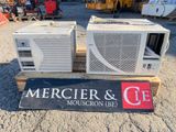 deux climatiseurs posés sur une palette, avec une pancarte indiquant « Mercierr et C.E. »