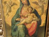 une image d'une peinture représentant une femme tenant un bébé sur ses genoux