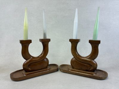 une paire de bougeoirs en bois avec des bougies vertes et blanches